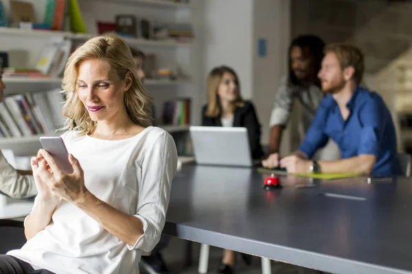 Geschäftsfrau telefoniert im Büro — Stockfoto