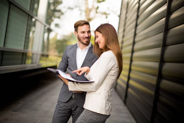 Jóvenes empresarios de éxito — Foto de Stock