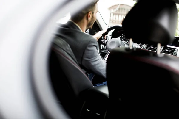 El hombre en el coche moderno — Foto de Stock