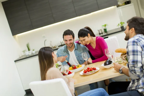 Young people toasting — Stock Photo, Image