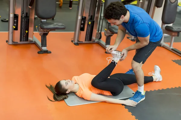 Jeune femme au gymnase — Photo