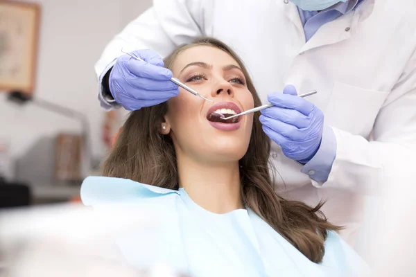 Mujer en chequeo dental —  Fotos de Stock