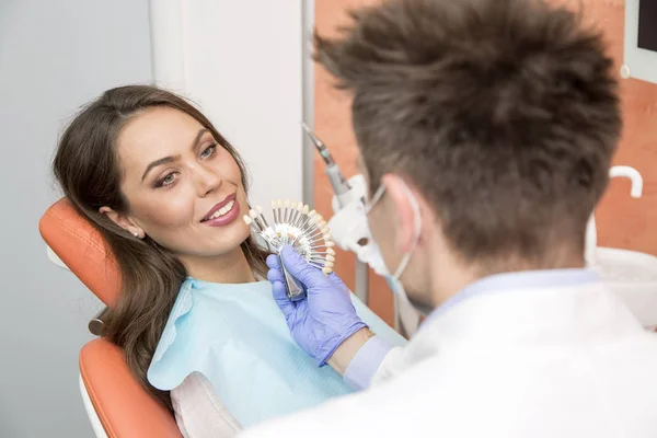 在牙科检查的女人 — 图库照片