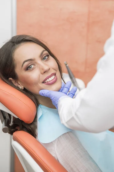 Donna al controllo dentale — Foto Stock