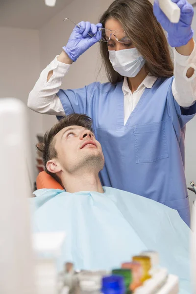 Paciente que se somete a revisión dental —  Fotos de Stock