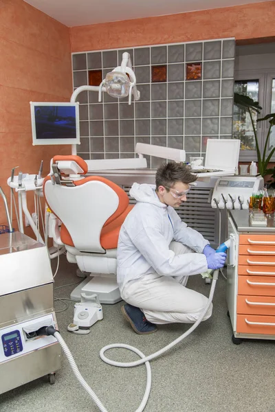 Reiniging van tandheelkundige kantoor — Stockfoto