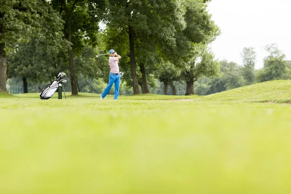 Jeune homme jouant au golf — Photo