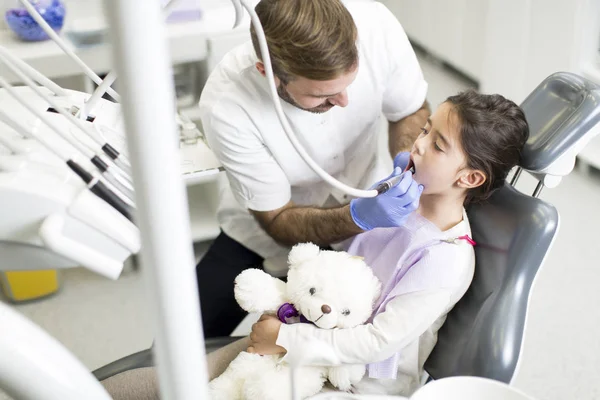 Paciente infantil en el dentista — Foto de Stock