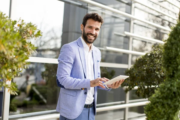 Empresário com tablet digital — Fotografia de Stock