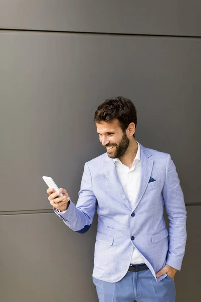 Moderner Geschäftsmann mit Telefon im Büro — Stockfoto