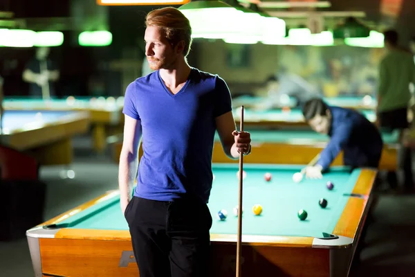 Man playing billiards — Stock Photo, Image