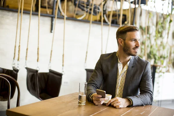 Jovem empresário no café — Fotografia de Stock