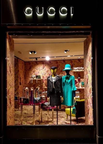 Gucci store showcase — Stock Photo, Image
