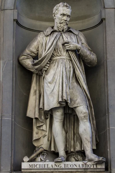 Estátua de Michelangelo Buonarroti — Fotografia de Stock