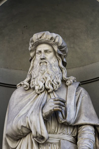 Leonardo da vinci standbeeld in florence — Stockfoto