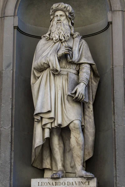 Estátua Leonardo da Vinci em Florença — Fotografia de Stock