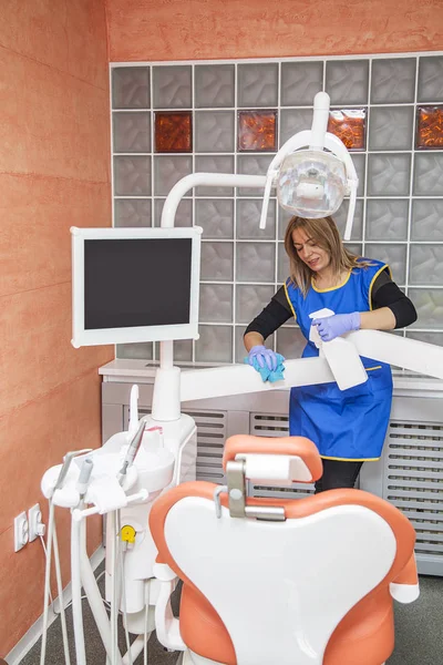 Mulher de limpeza em consultório odontológico — Fotografia de Stock