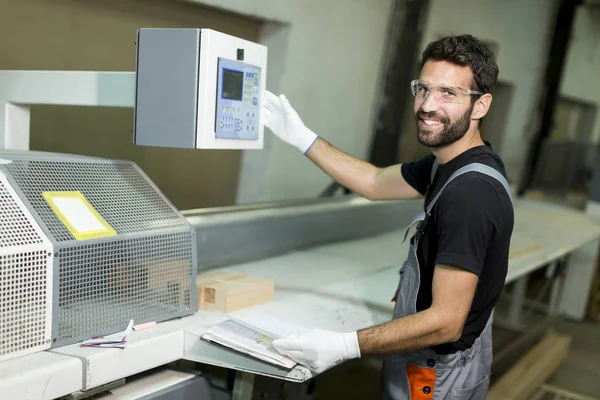 Homem que trabalha na fábrica — Fotografia de Stock