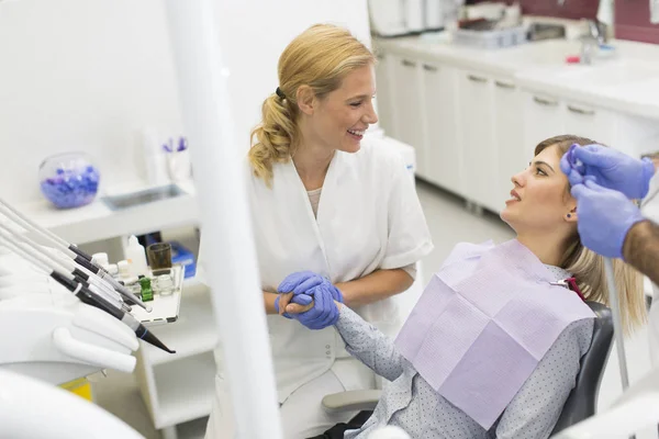 Paciente fazendo exame dentário — Fotografia de Stock