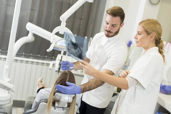 Médicos no consultório de dentista — Fotografia de Stock