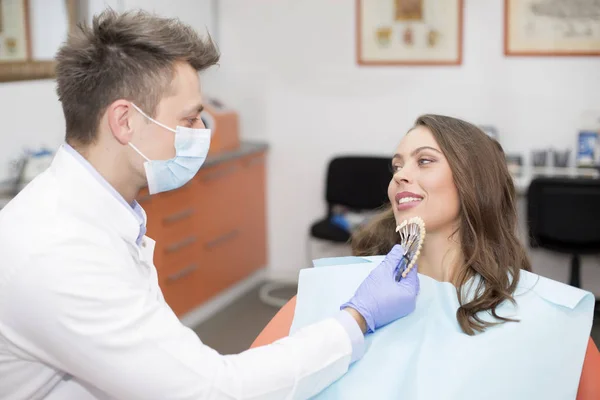 Patient som har dental checkup — Stockfoto