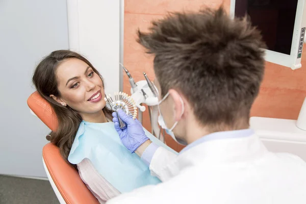 Mujer en chequeo dental —  Fotos de Stock