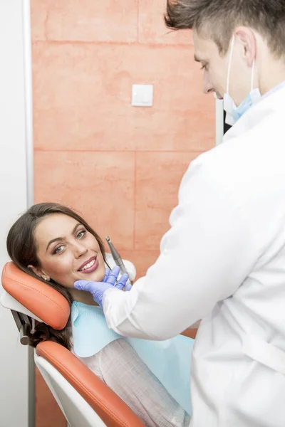 Vrouw bij tandheelkundige checkup — Stockfoto