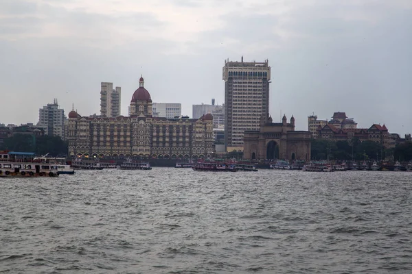 Tekneler Taj Mahal Palace Hotel önünde — Stok fotoğraf