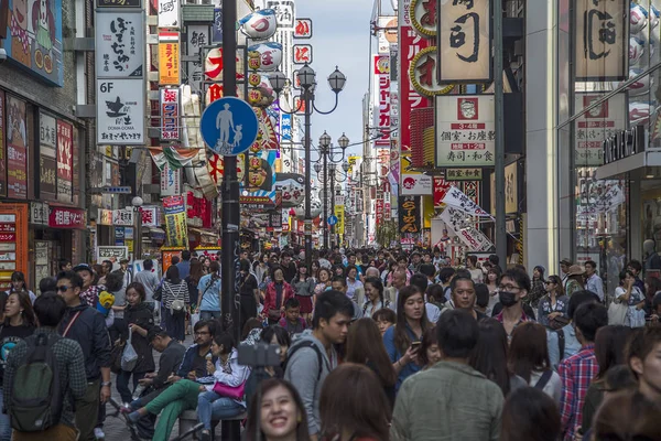 오사카의 거리에 사람들이 — 스톡 사진