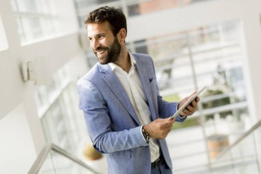 Dijital tablet ile işadamı