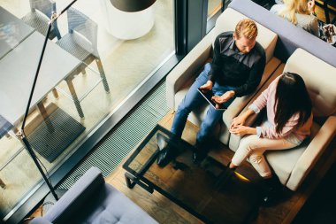 Kafede tablet ile Çift