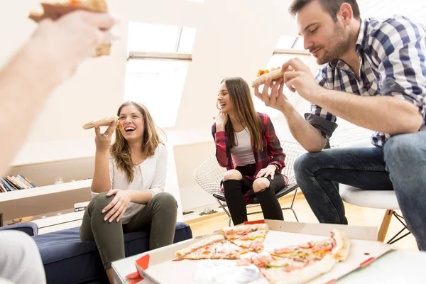 Freunde essen Pizza — Stockfoto