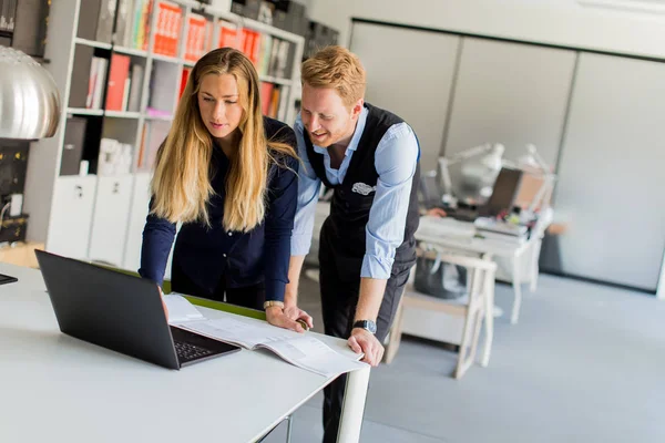 Unga businness personer på kontoret — Stockfoto