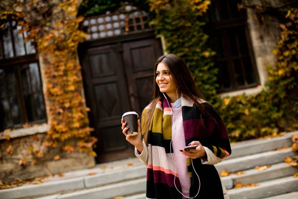Kahve sonbahar parkta genç kadınla