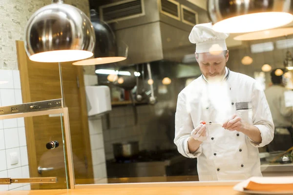 Junger Koch im Restaurant — Stockfoto