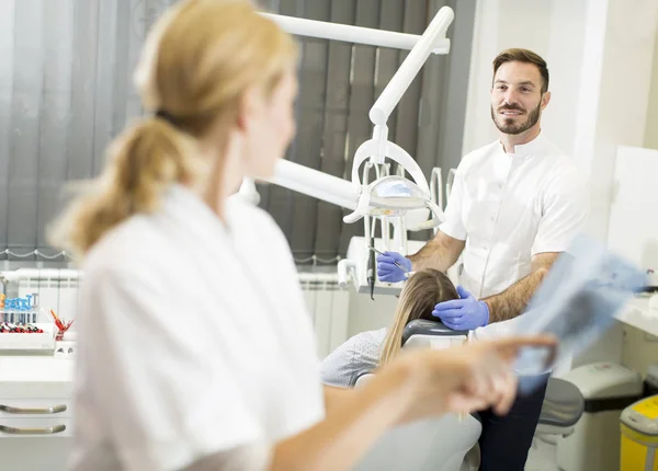 Médicos en consultorio del dentista — Foto de Stock