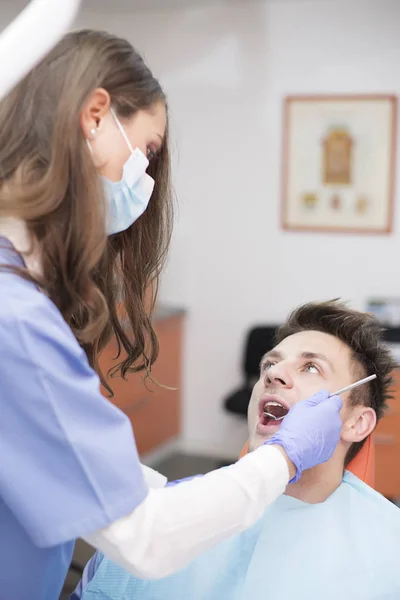 Paciente fazendo exame dentário — Fotografia de Stock