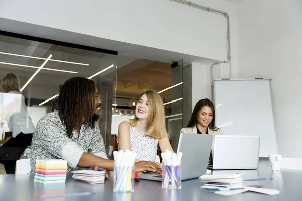 Multiracial people in the office — Stock Photo, Image