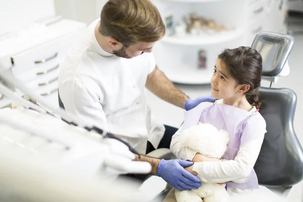 Çocuk diş hekimi hastaya — Stok fotoğraf