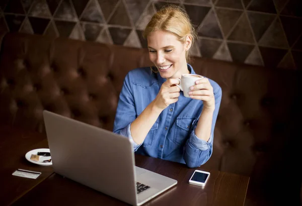 Junge Frau im Café — Stockfoto