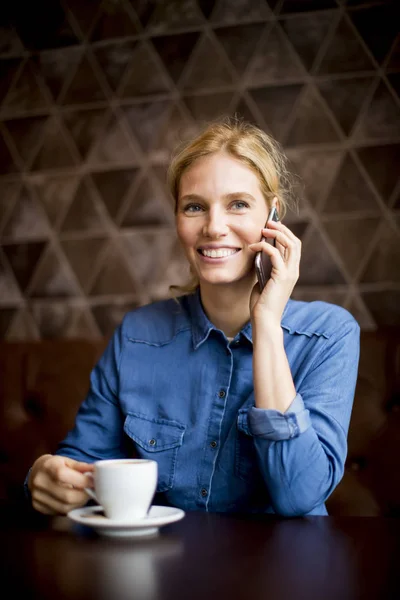 Hübsche Frau im Café — Stockfoto