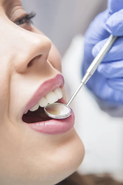 Женщина на стоматологическом осмотре — стоковое фото