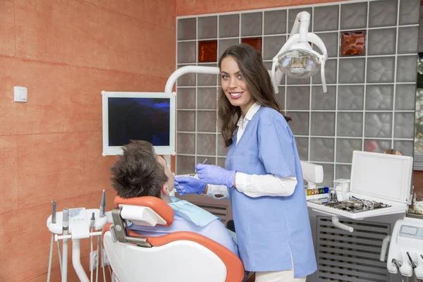 Paciente fazendo exame dentário — Fotografia de Stock