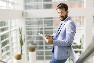 Ofis telefonu ile modern iş adamı