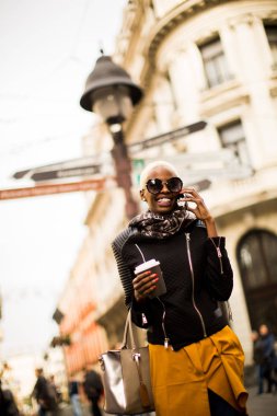 Telefon ile modern Afrikalı-Amerikalı kadın