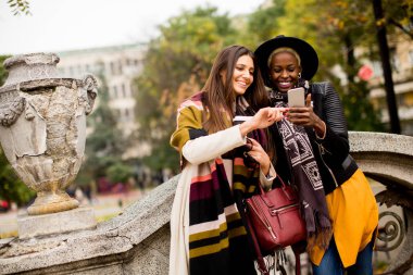 çok ırklı genç kadınlar