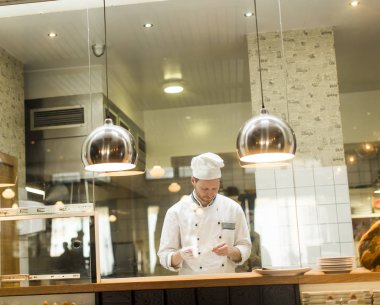 Restoranda genç Şef