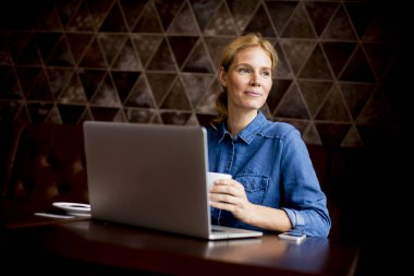 Kafedeki genç kadın.