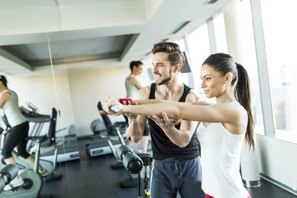 Jeune couple dans la salle de gym — Photo