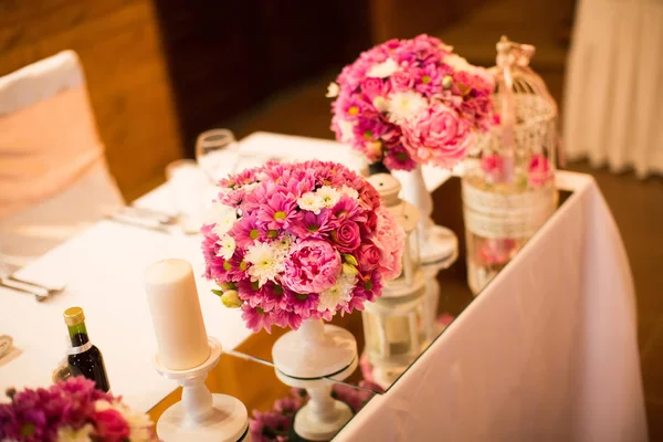 Blumenhochzeitsdekoration auf dem Tisch — Stockfoto
